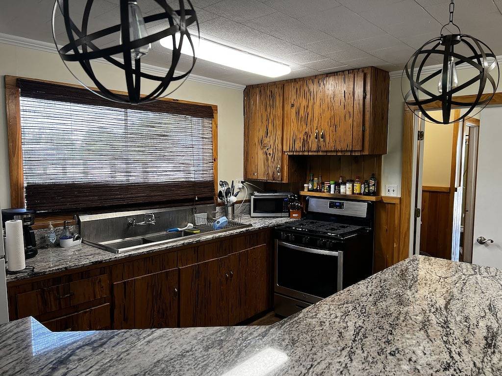 Drive up & park 6 ft from this clean, equipped houseboat in Cypress Cove Marina in Plaquemines Parish