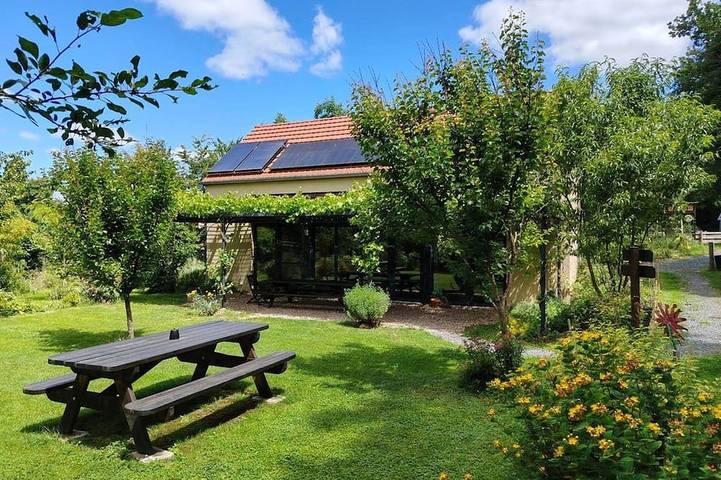 Gîte pour 15 personnes, avec Balcon et Jacuzzi dans Baugy (Saône-et-Loire)