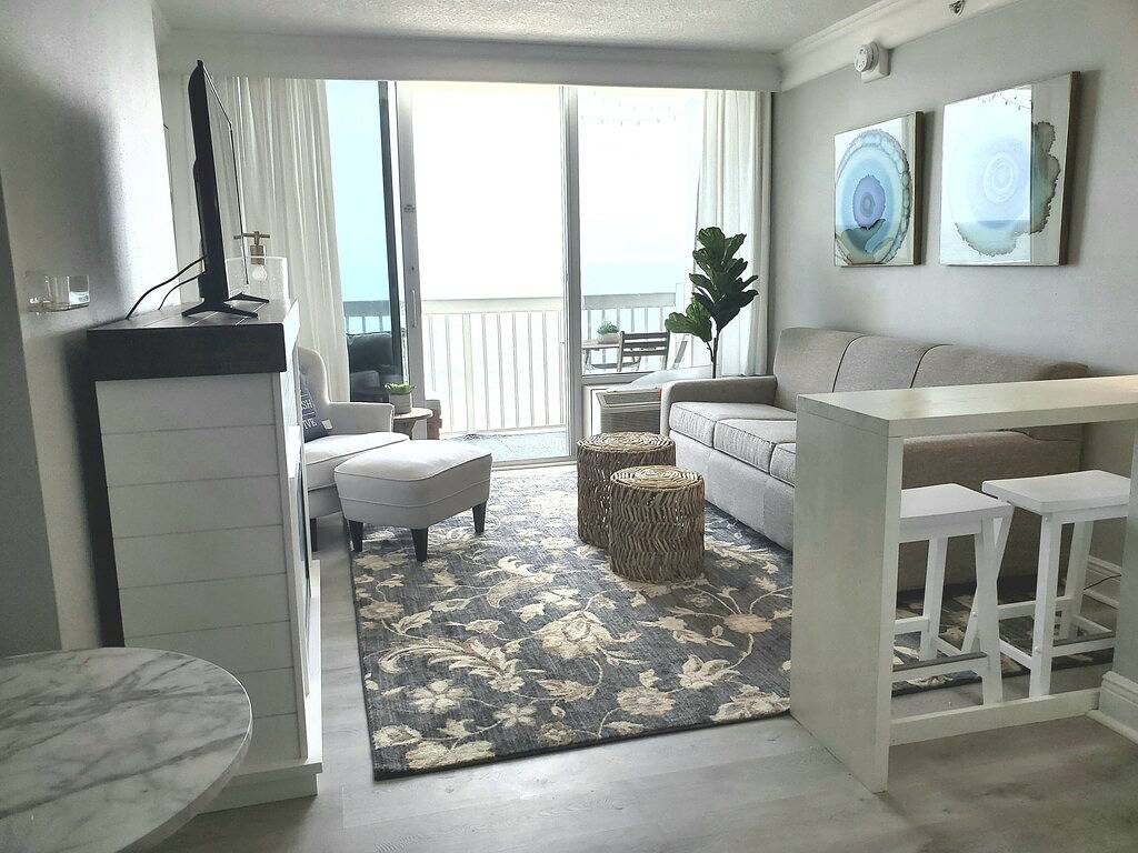 Ganze Wohnung, Beautiful Oceanfront 1 Bedroom Condo - Open Pools in Daytona Beach, Florida