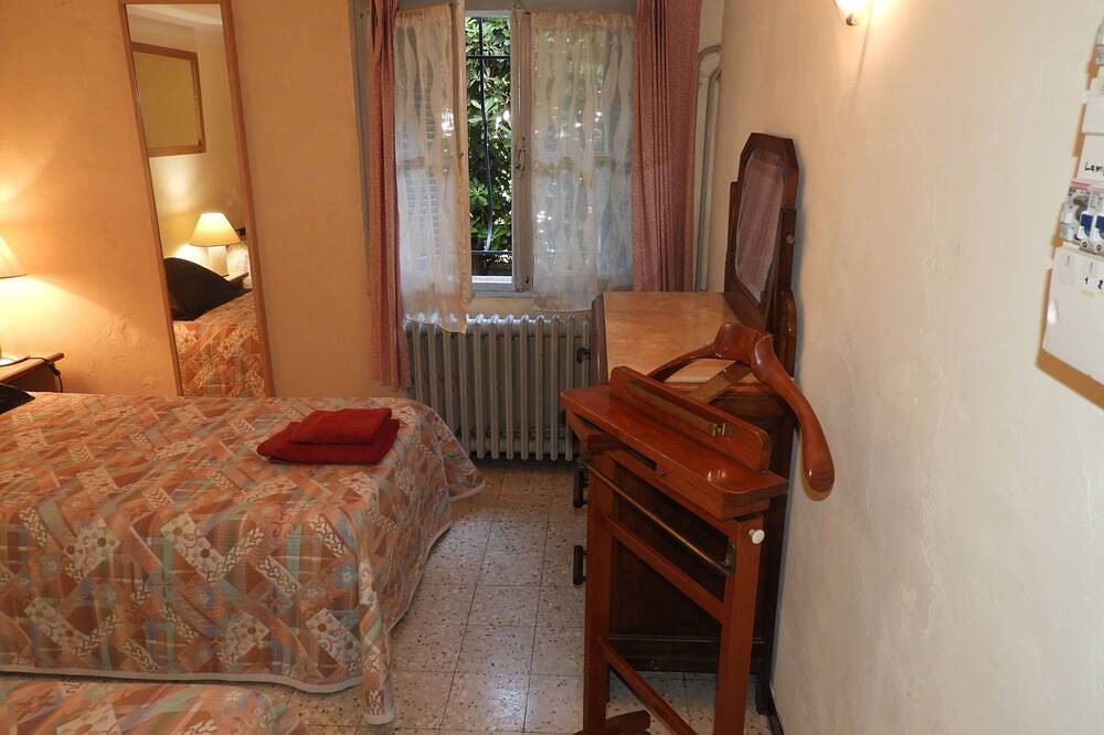 Appartement entier, Appartement spacieux dans villa bordée d'orangers proche de la mer in Saint-Laurent-du-Var, Côte méditerranéenne (France)