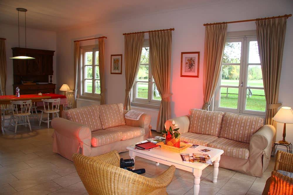 Casa familiar con piscina exclusiva en el parque del castillo. in Vallenay, Saint-Amand-Montrond