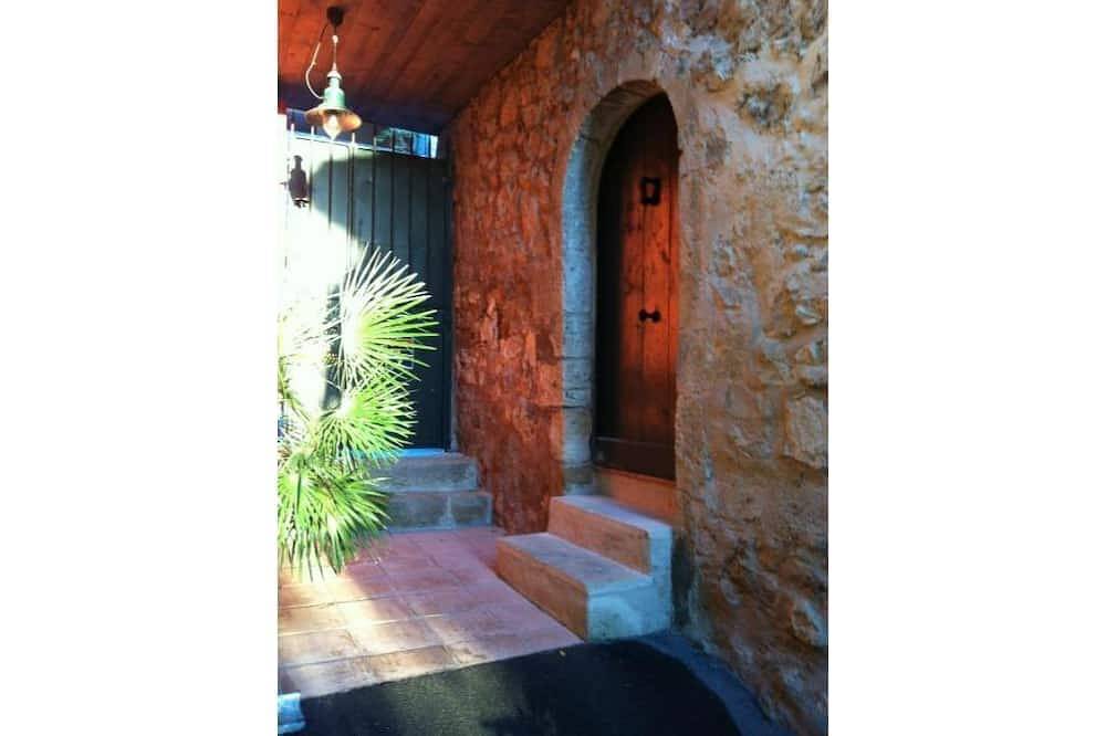 Entire apartment, B&B Villa des Muses in the heart of a village in Provence in La Roque-d'Anthéron, Aix-en-Provence region