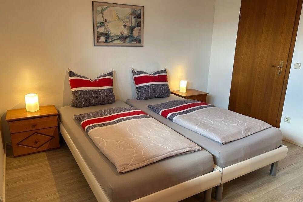 Entire apartment, Vacation apartment Farrnbach - Spacious (70sqm), quiet, 2 bedrooms with south-facing balcony in Fürth, Franconia