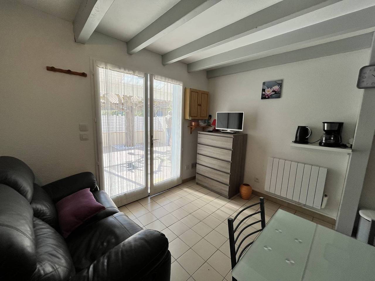 Appartement de vacances entier, Belle maison de vacances semi climatisée, clôturée, véranda, 6 couchages, résidence Le Village De La Mer à 100 in Portiragnes Plage, Portiragnes