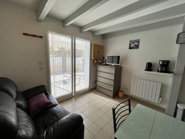 Appartement de vacances entier, Belle maison de vacances semi climatisée, clôturée, véranda, 6 couchages, résidence Le Village De La Mer à 100 in Portiragnes Plage, Portiragnes