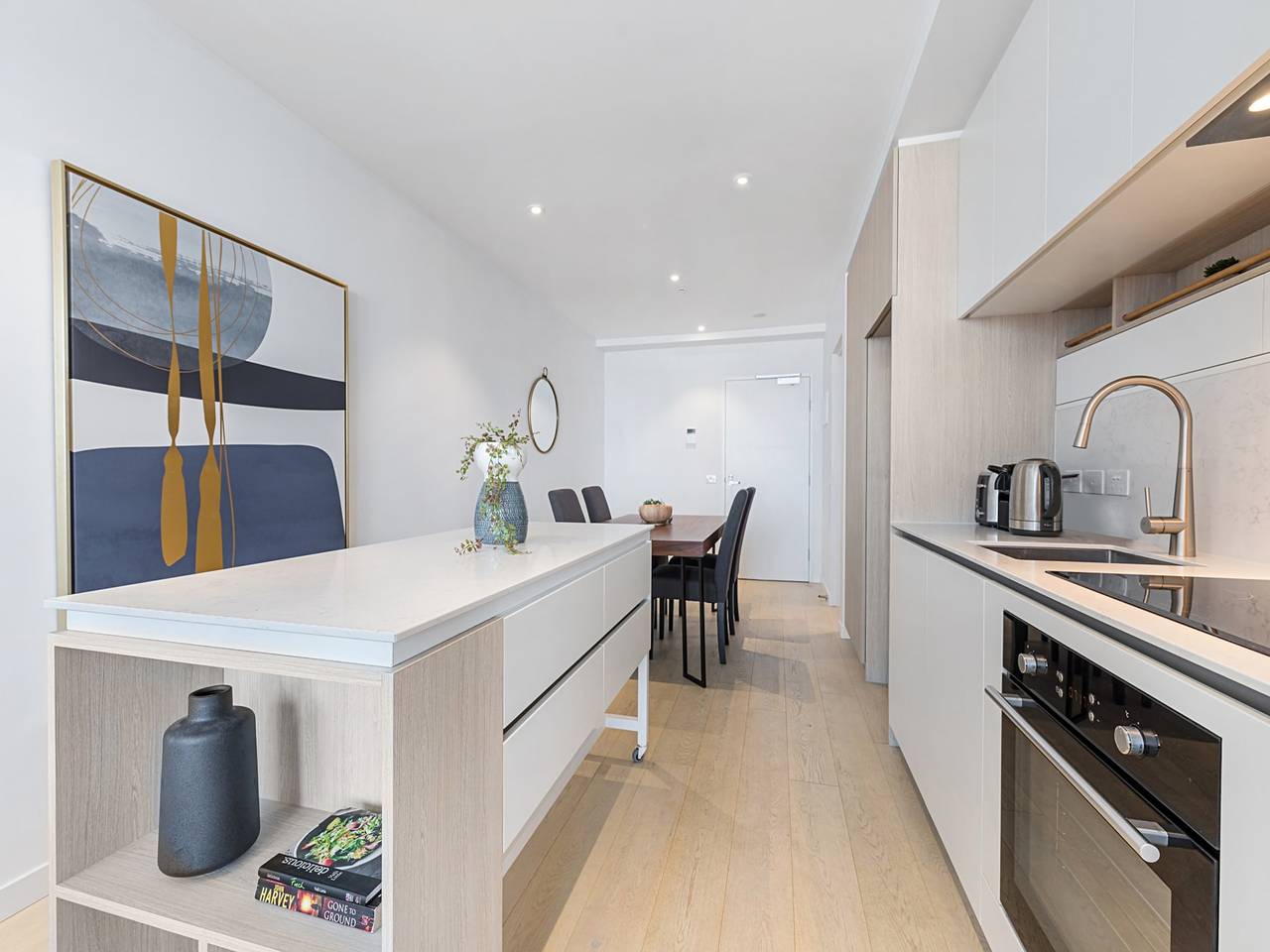 Entire apartment, Chic 1-Bed with City Views, Parking, Gym & Pool in Melbourne, Moonee Valley City