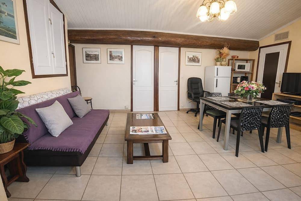 Entire apartment, Air-conditioned, 3-star family gite with private terrace close to the sea. in Saint-Laurent-de-la-Salanque, Côte d'Améthyste