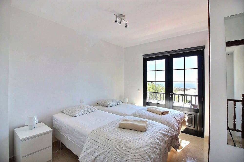 Villa de lujo con piscina privada climatizada, Wifi, vistas al mar y volcanes. in Conil, Tías