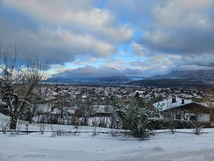 Chalet pour 2 personnes, avec Terrasse et Jardin ainsi que Vue et Vue sur le lac à Saint-Jorioz