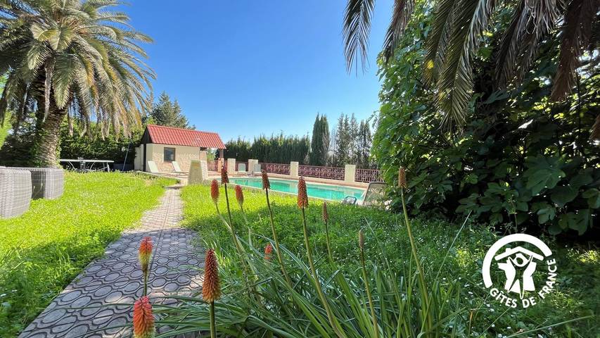 Gîte pour 10 personnes, avec Terrasse ainsi que Jardin et Piscine