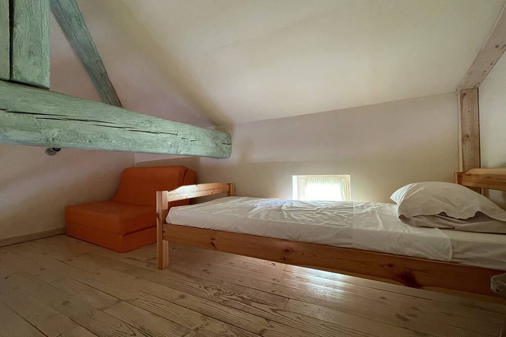 Gite Soie: cosy stone cottage in a quiet area surrounded by vines in Mazan, Parc naturel régional du Mont-Ventoux