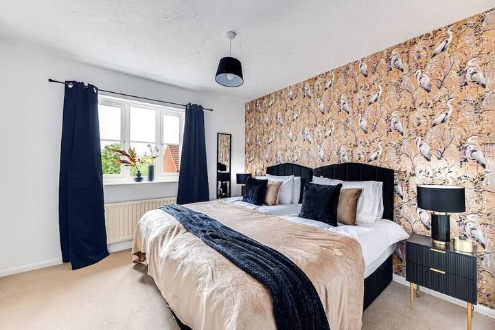 Shenley House • Excellent Location • Driveway Parking • Garden • FastWifi • SmartTVs • Yoko Property in Milton Keynes, Südostengland