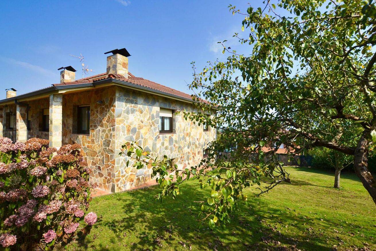 Apartamento entero, 210A Casa Linares Amplia casa en Villaviciosa in Villaviciosa , Costa Verde
