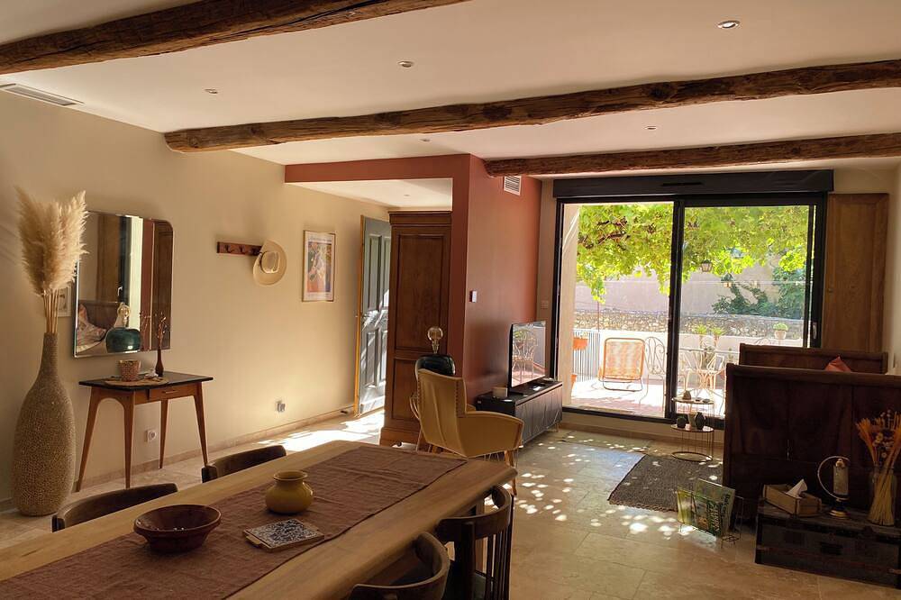 Casa Poli, village house with terrace at the foot of the Alpilles mountains in Eyguières, Arles region