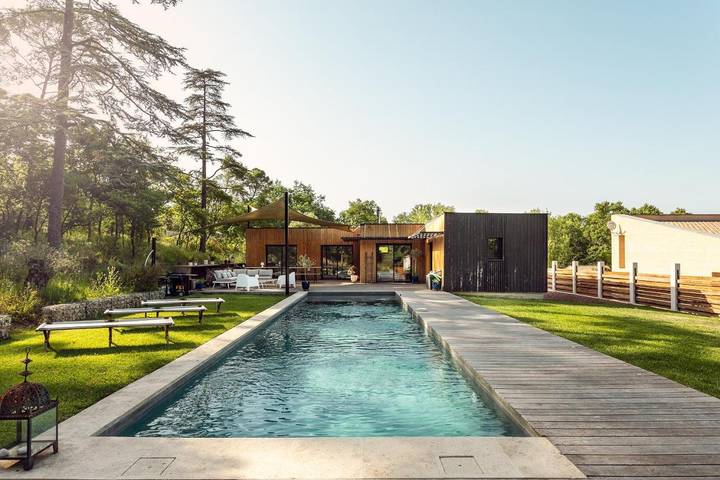 Location de vacances pour 7 personnes, avec piscine ainsi que vue et jardin à Villevieille