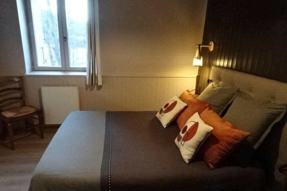 A cozy cocoon for a sunny stay with seasonal pool access in Forcalquier region