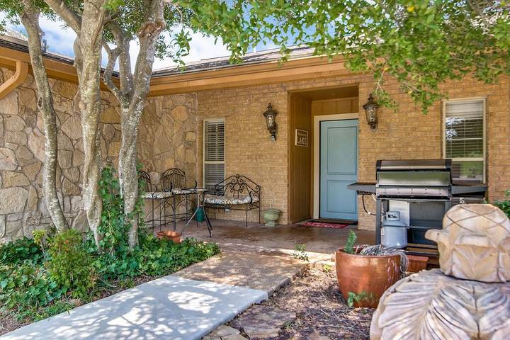 Vacation house for 11 people, with yard and pool as well as balcony in Lake Texoma