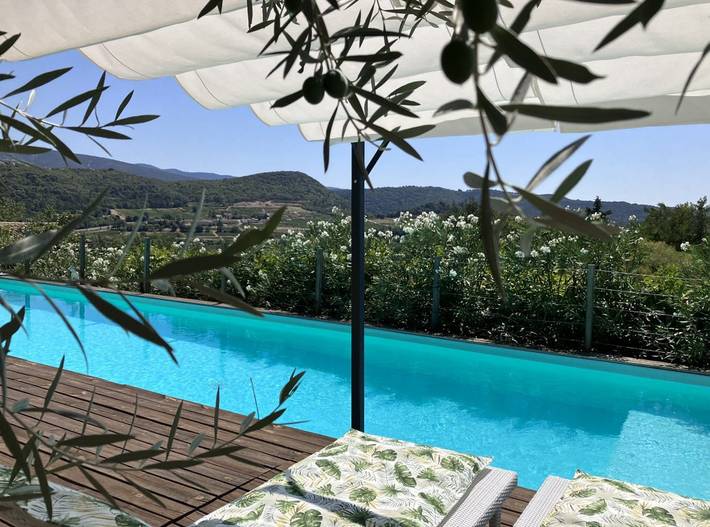 Gîte pour 2 personnes, avec terrasse ainsi que piscine et jardin - 1