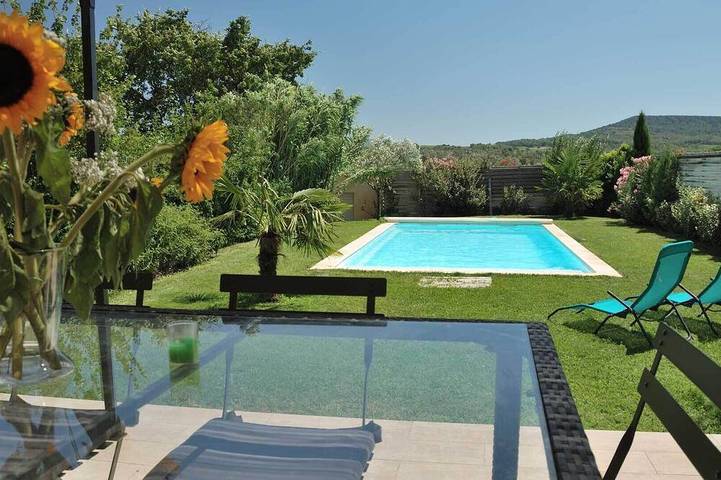 Location de vacances pour 6 personnes, avec terrasse ainsi que jardin et jacuzzi à Saint-Maurice-sur-Eygues