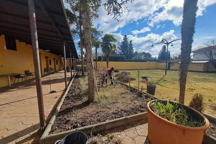 Rustica y acogedora habitación con baño privado, cama doble y vista al jardín. in Fuente Grande, Alfacar