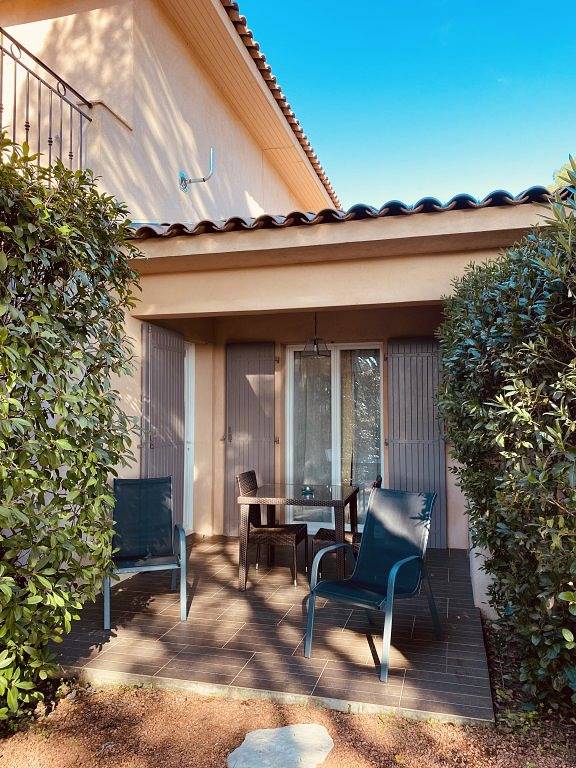 Gîte pour 2 personnes, avec piscine et jardin, animaux acceptés dans Plage De La Croisette Sainte Maxime