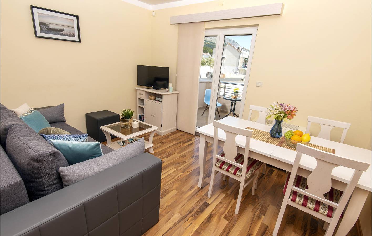 Entire holiday apartment, Cozy Apartment with Terrace, Wi-Fi & Parking, 1km to the Beach in Podstrana, Split-Dalmatia