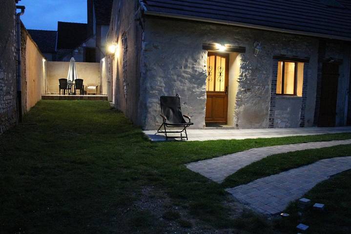 Gîte pour 4 personnes, avec Jacuzzi ainsi que Terrasse et Jardin à Bellechaume