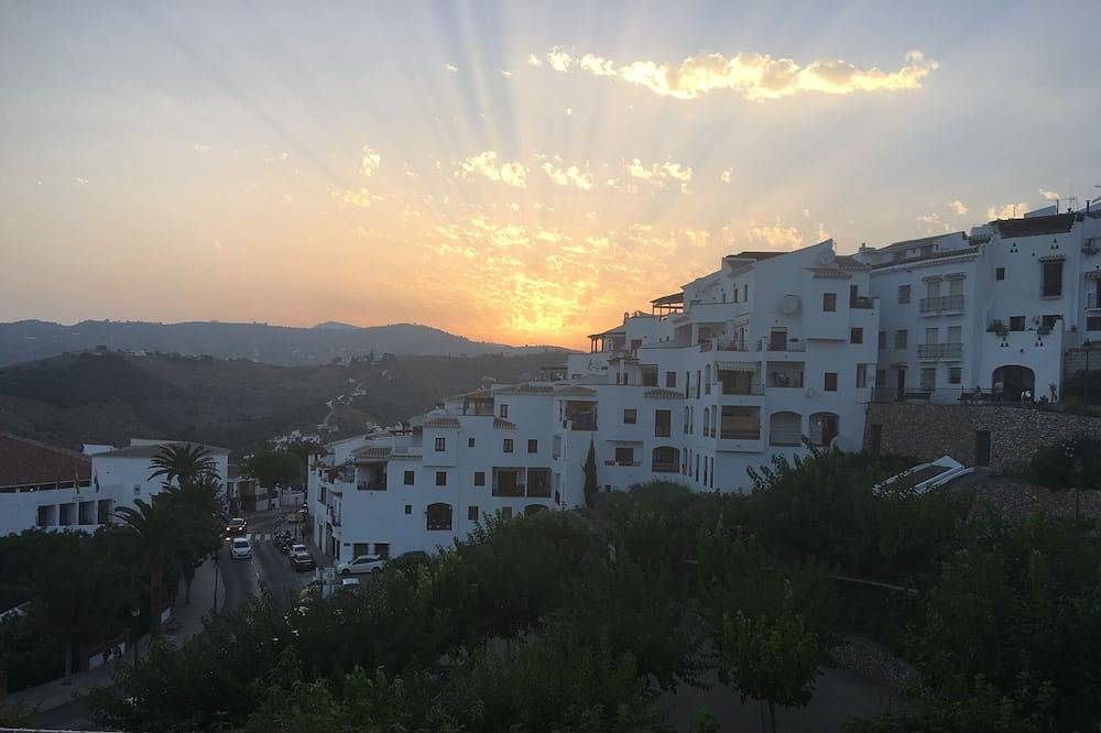 Apartamento entero, ¡Vistas increíbles! Apartamento dúplex moderno y central: piscina, wifi, Tv con canales Sky y aire acondicionado. in Frigiliana Road, Frigiliana
