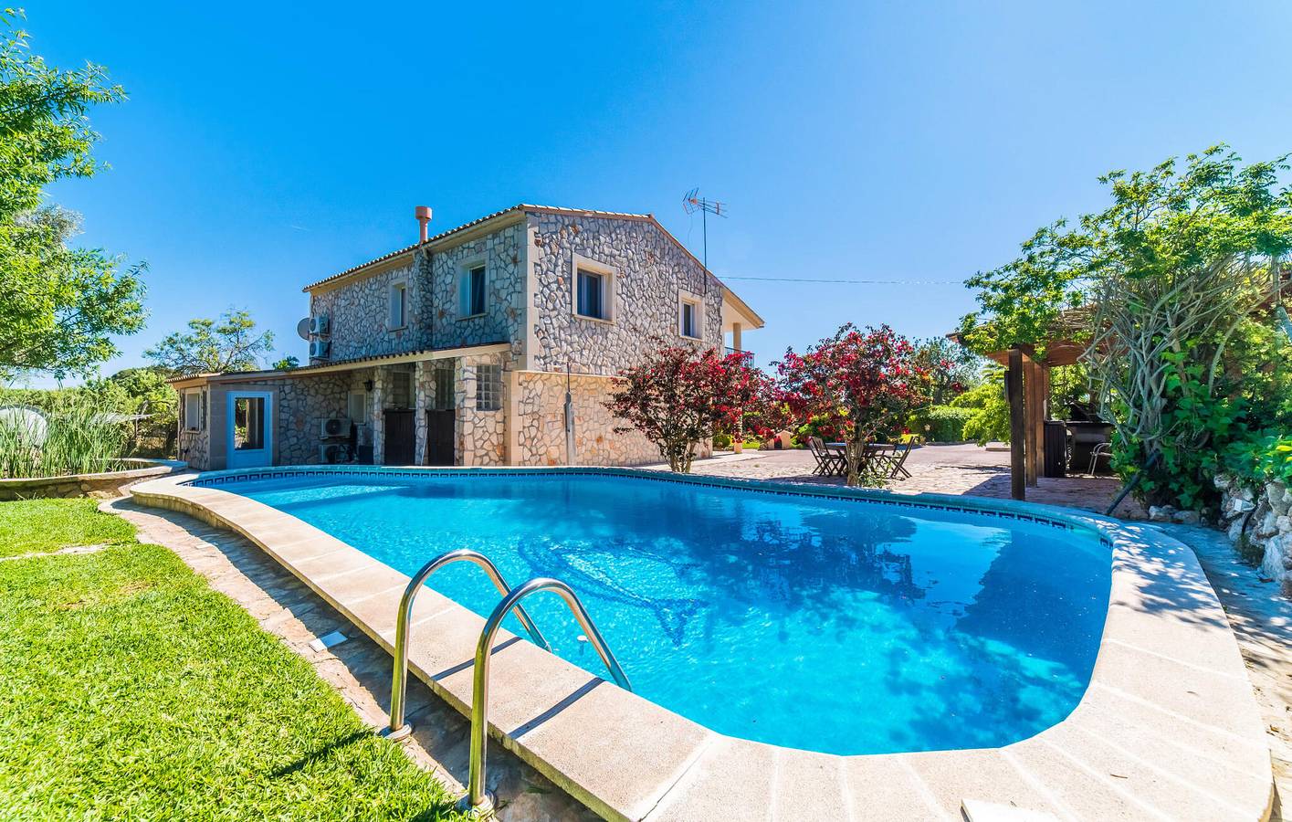 Luxury Seaside Apartment with Pool & Terrace in Alcúdia, Coast of Mallorca