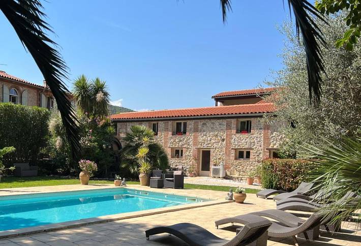 Chambre d’hôte pour 3 personnes, avec Jacuzzi et Terrasse ainsi que Jardin et Piscine