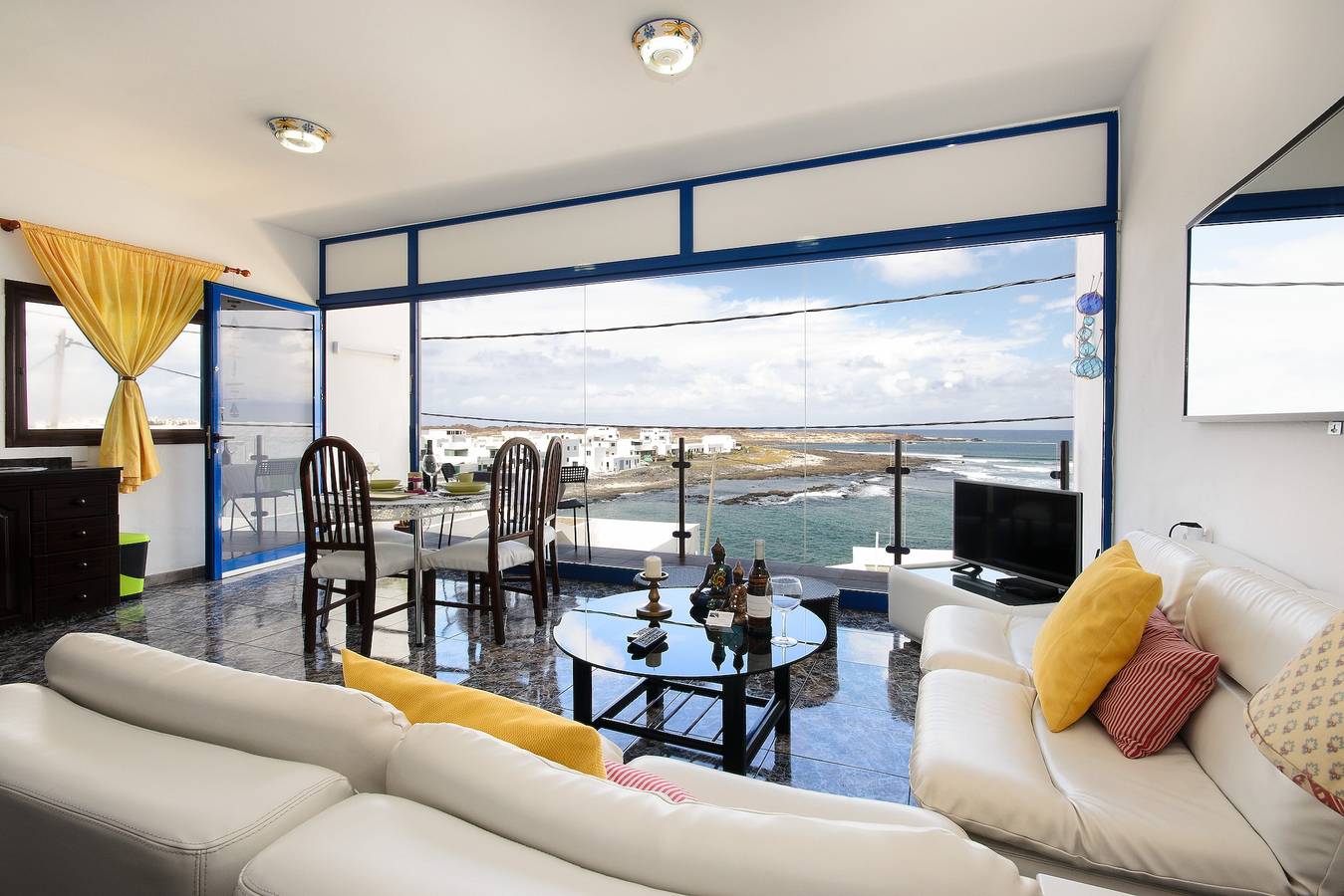 Propiedad vacacional con Wi-Fi, balcón y vistas privilegiadas in Caleta de Caballo, Teguise