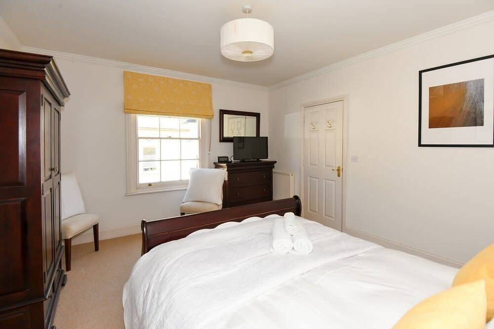 Spacious Townhouse, Private Parking, Central Wells in Wells, Somerset