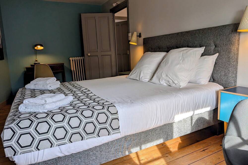 Appartement entier, Appartement Art et Vintage bord de mer à 1 minute à pied de la plage 4 personnes in Saint-Pair-sur-Mer, Côte de la Déroute