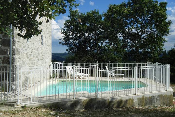 Location de vacances pour 5 personnes, avec terrasse ainsi que jardin et piscine à Labeaume - 2