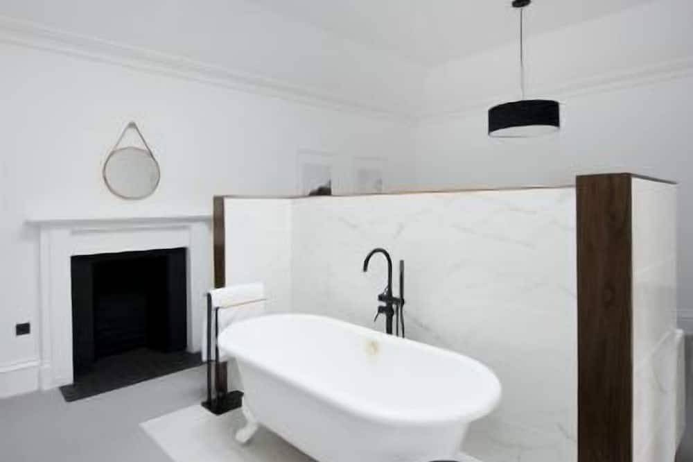 Sunlight (Standard Bedroom) - a lews castle that sleeps 2 guests in 1 bedroom in Lewis and Harris, Äußere Hebriden