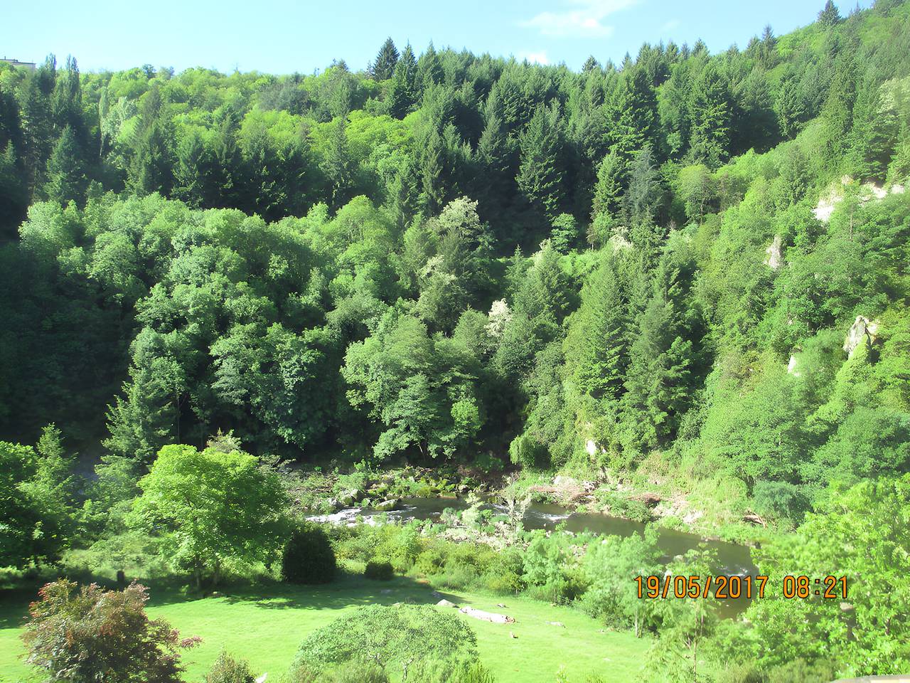 Chambre d’hôtes « Chambre 4 – Bleuet » avec piscine partagée, terrasse commune et Wi-Fi in Saint-Julien-Labrousse, Parc naturel régional des Monts d'Ardèche