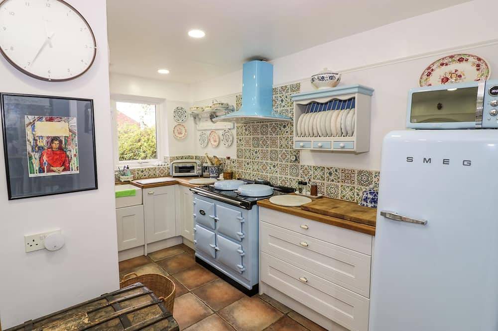 The Gables, pet friendly, character holiday cottage in Rugby in Warwickshire