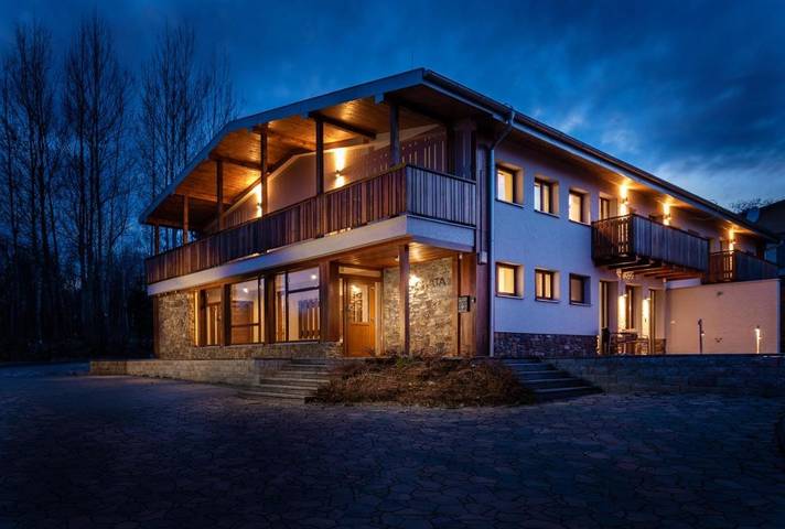 Chalet für 22 Personen, mit Terrasse und Sauna sowie Ausblick in der Slowakei