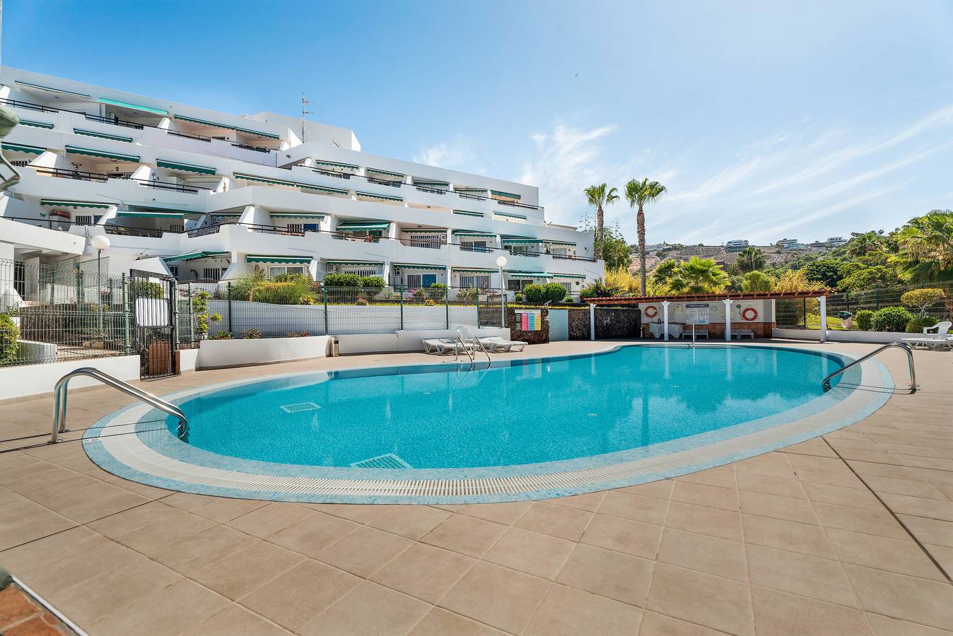 Entire apartment, Vacation 'Las Flores 1A' with Shared Pool and Wi-Fi in San Eugenio Alto, Adeje