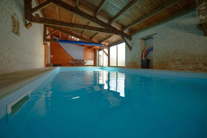 Gîte pour 4 personnes, avec piscine ainsi que terrasse et jardin à La Jarrie - 4