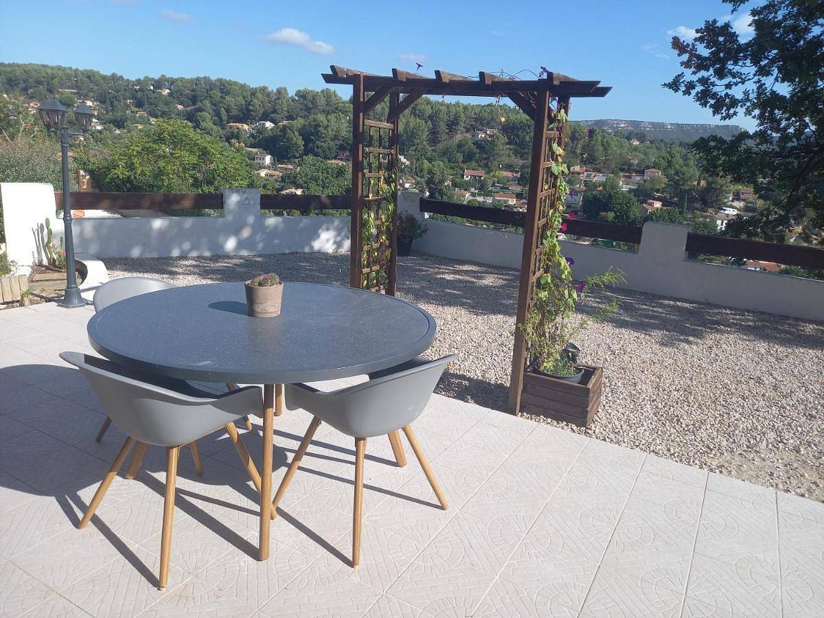 Appartement entier, Vue magnifique, jardin et petit cocon en provence in Peypin, Côte méditerranéenne (France)