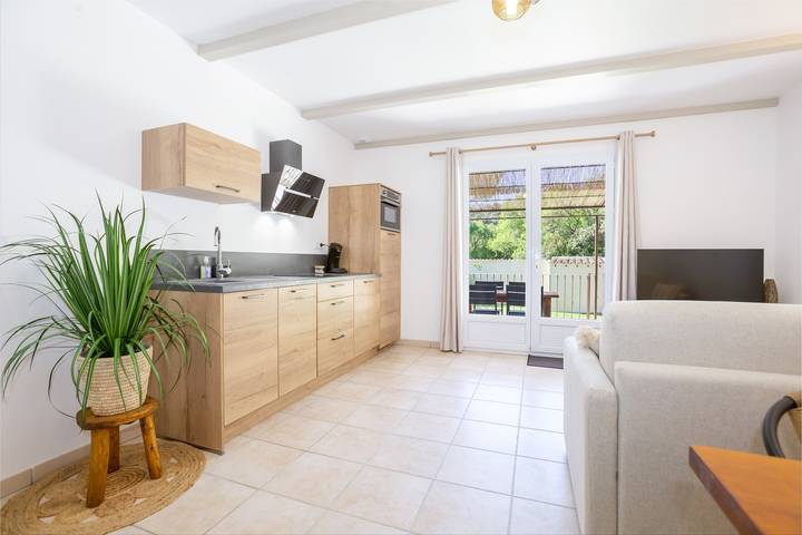 Appartamento intero, Appartamento 'Domaine De Meyrol - Gîte 1' con vista montagna, Wi-Fi e aria condizionata in Eyguières, Arles e dintorni