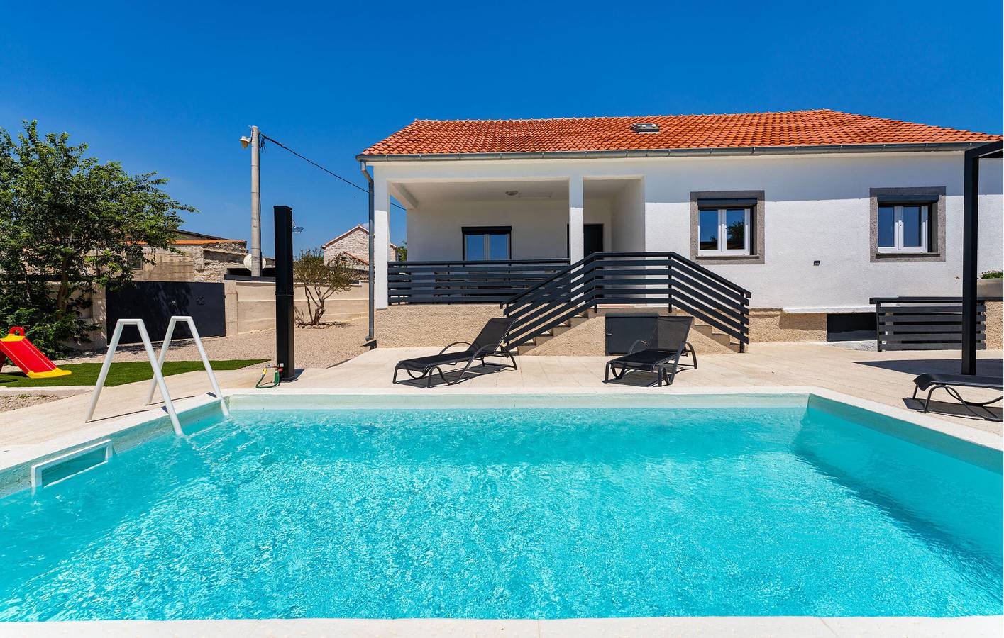 Geräumige 105 m² große Wohnung mit Pool, Terrasse und WLAN in Grad Benkovac, Zadar