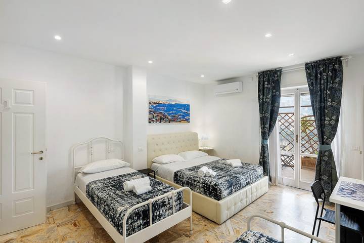 Chambre d’hôte pour 4 personnes, avec balcon à Naples