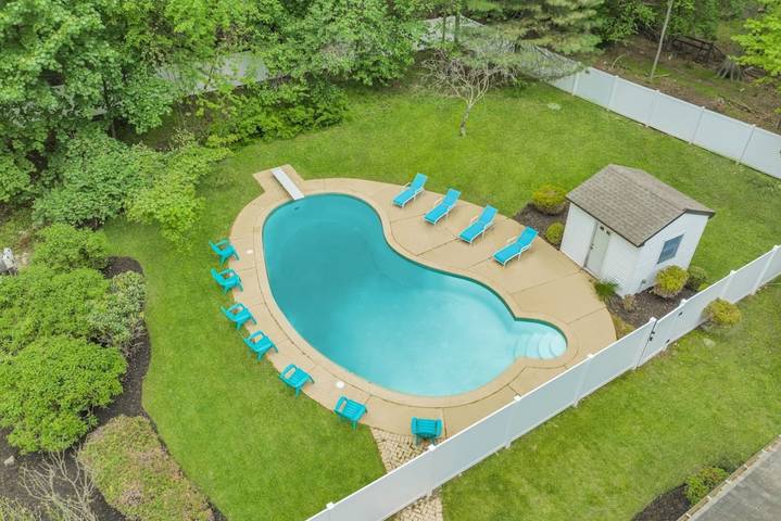 Vacation rental for 12 people, with yard and balcony, kid friendly in Rockland County