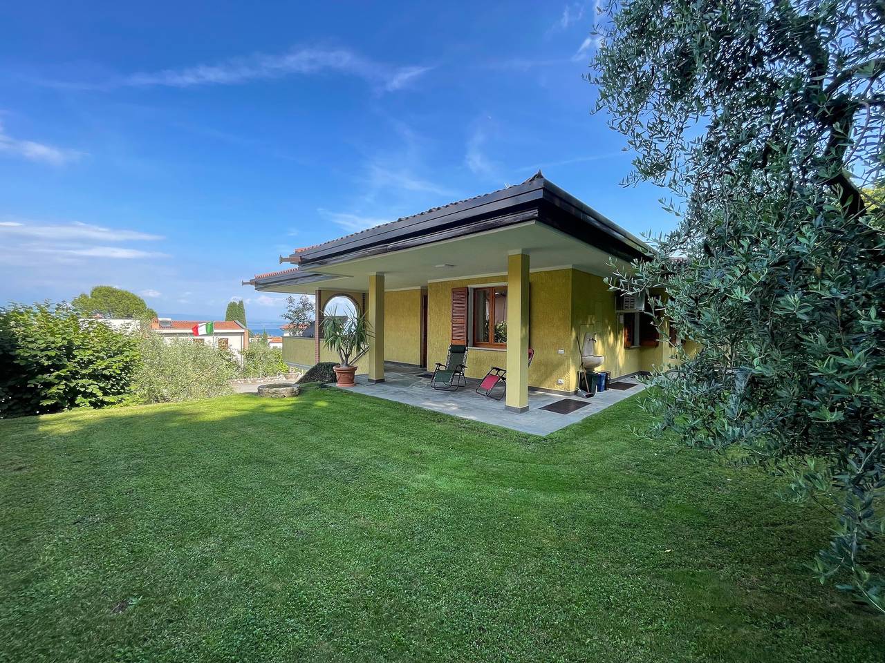 Ganze Wohnung, Ferienwohnung 'Casa Emiliano' mit Seeblick, Wlan und Klimaanlage in Padenghe sul Garda, Gardasee-Berge