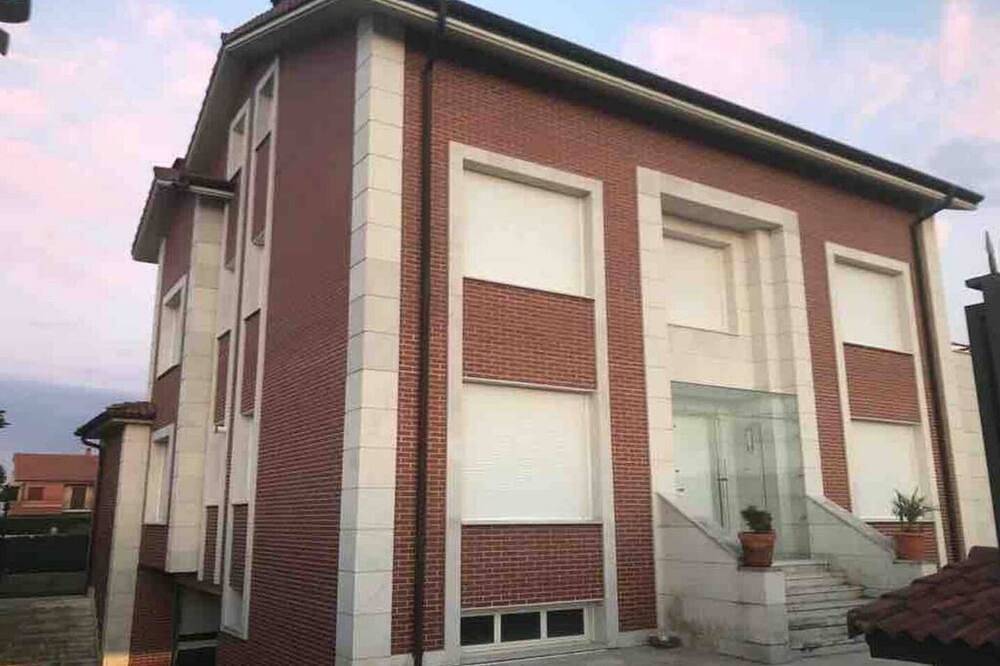 House With Pool In A Unique Bodegas Environment in Santo Domingo de la Calzada, La Rioja Province