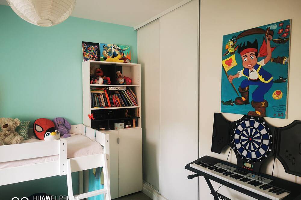 Provence: Quiet, modern villa, green setting, swimming pool and children's play area in Ventabren, Aix-en-Provence region