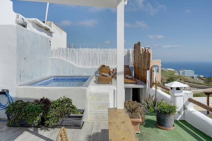 Holiday home for 3 people, with Hot tub and Garden in Santorini