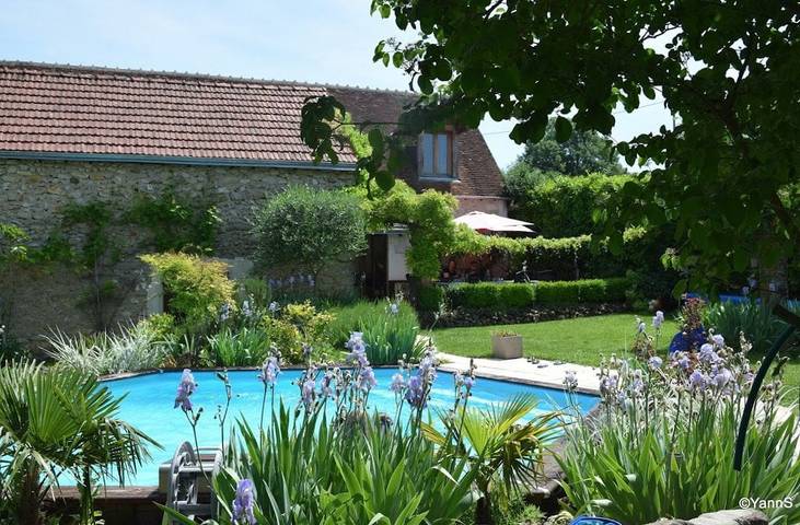 Chambre d’hôte pour 2 personnes, avec Terrasse ainsi que Jardin et Piscine à Thésée
